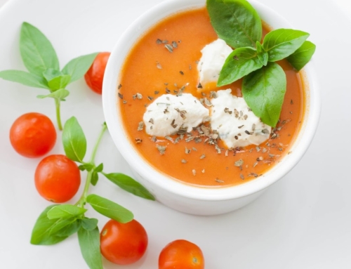 Gazpacho con helado de queso y albahaca